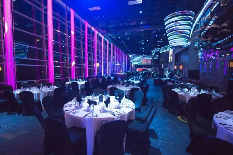 Banquet de Noël dressé et éclairé en bleu
