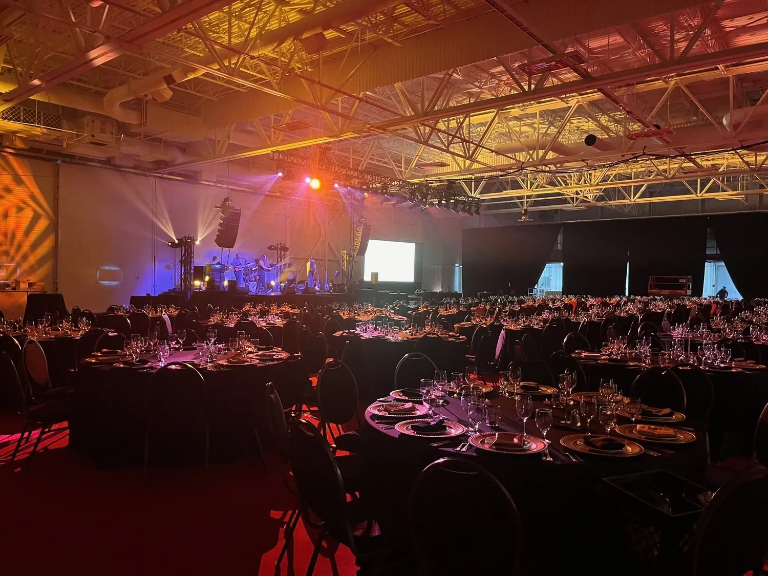 Grande salle de banquet illuminée pour un gala