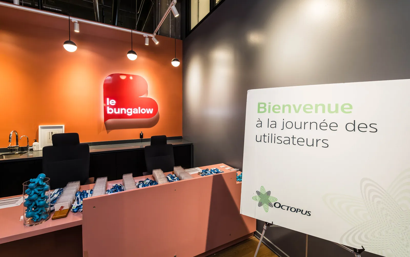 Comptoir d'accueil et affiche de bienvenue au Bungalow