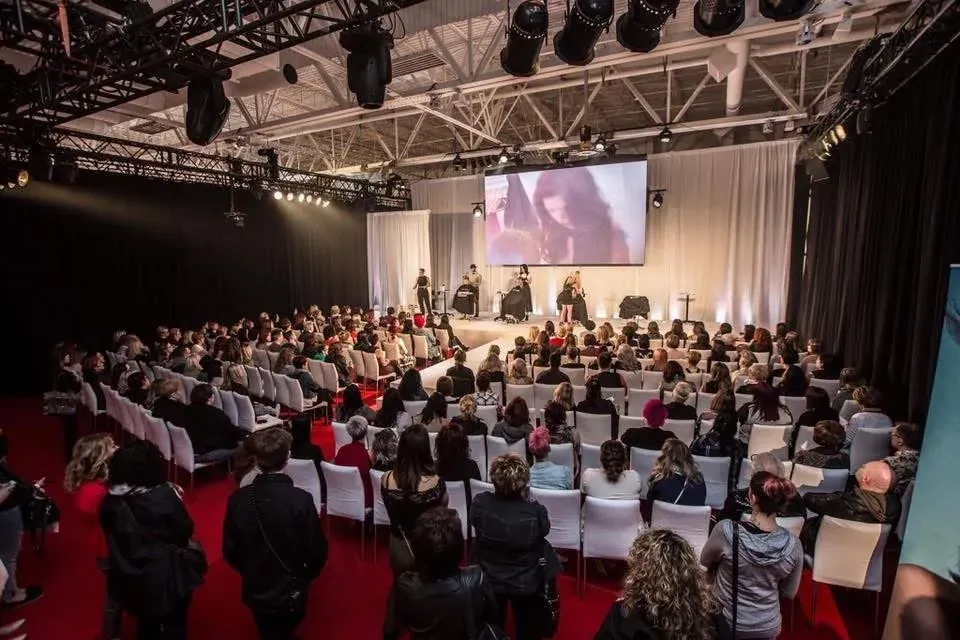Conférence devant une salle comble