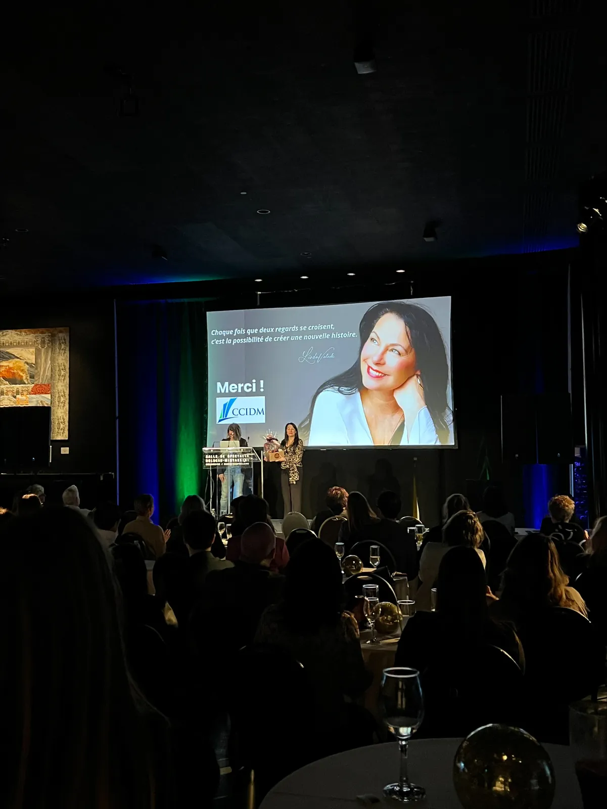 Vicky-Emmanuelle Robin remercie les participants lors d'une conférence