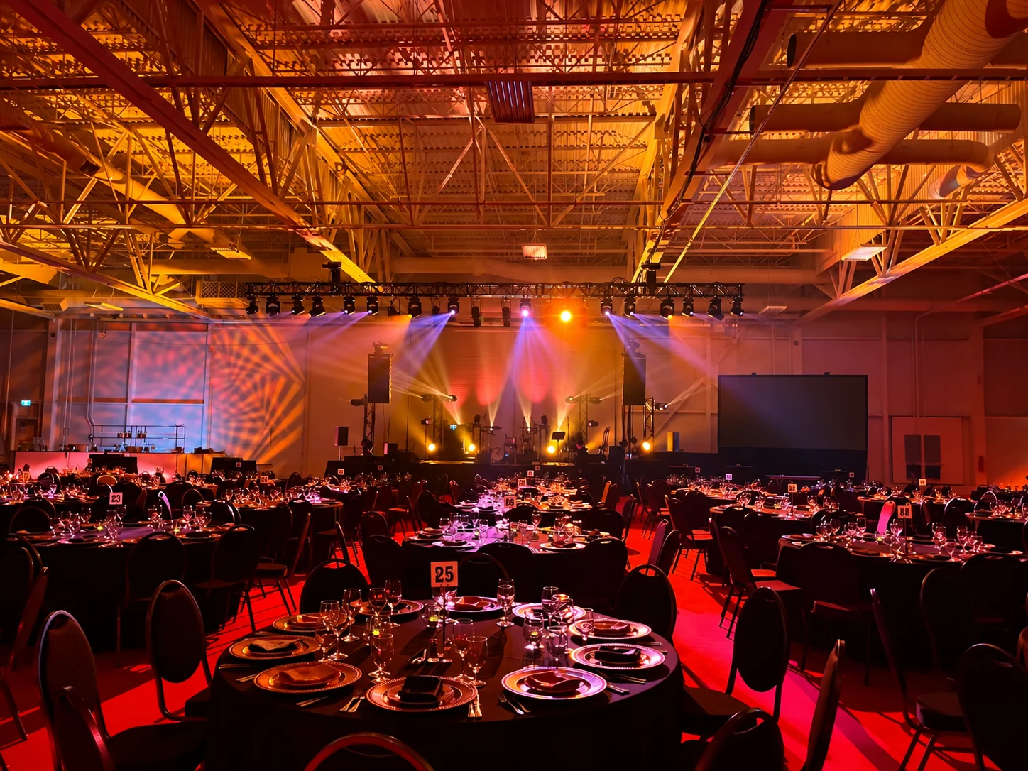 Salle de banquet industrielle sous des lumières théâtrales
