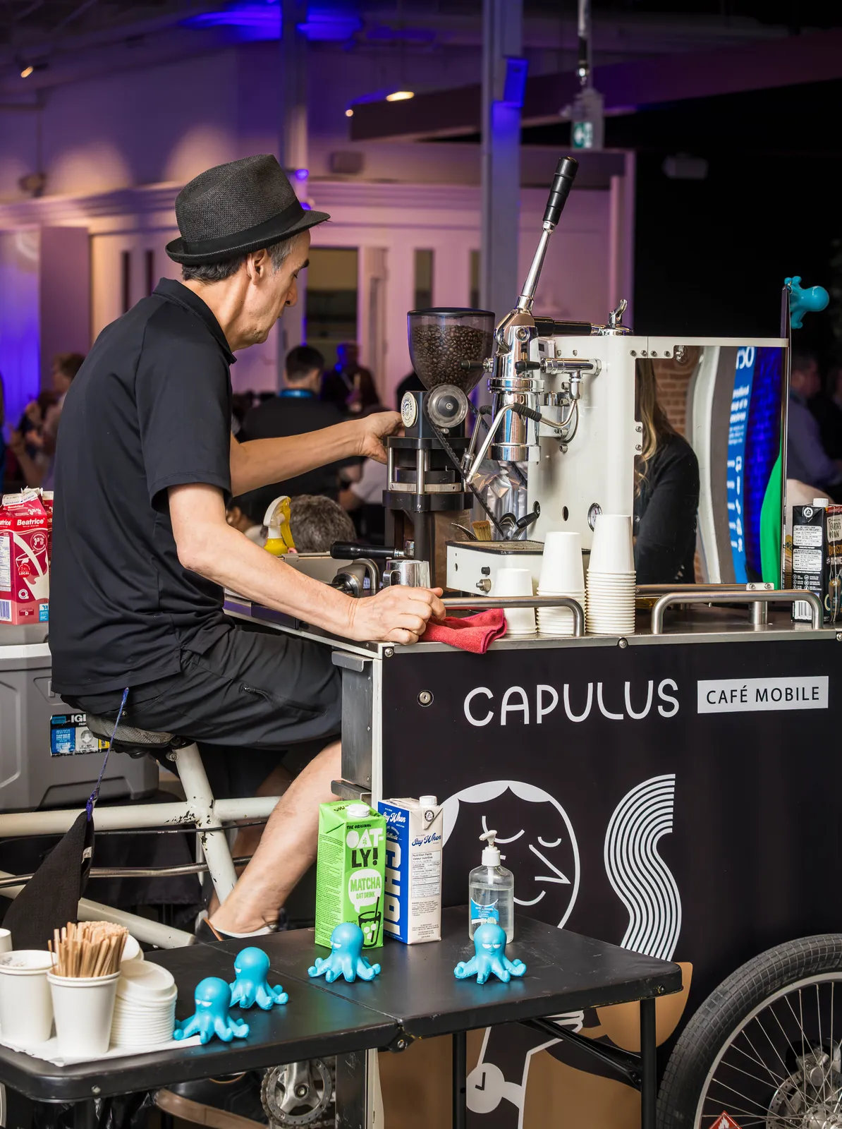 Café mobile servi aux participants d'une journée d'entreprise