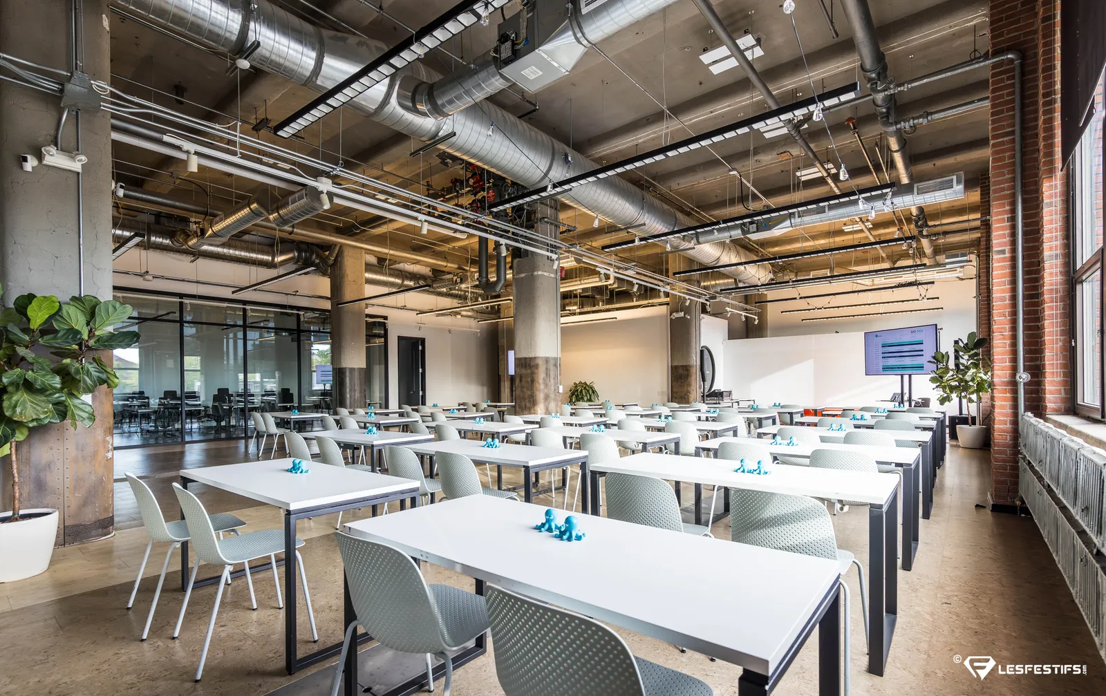 Salle de formation lumineuse prête à accueillir les participants