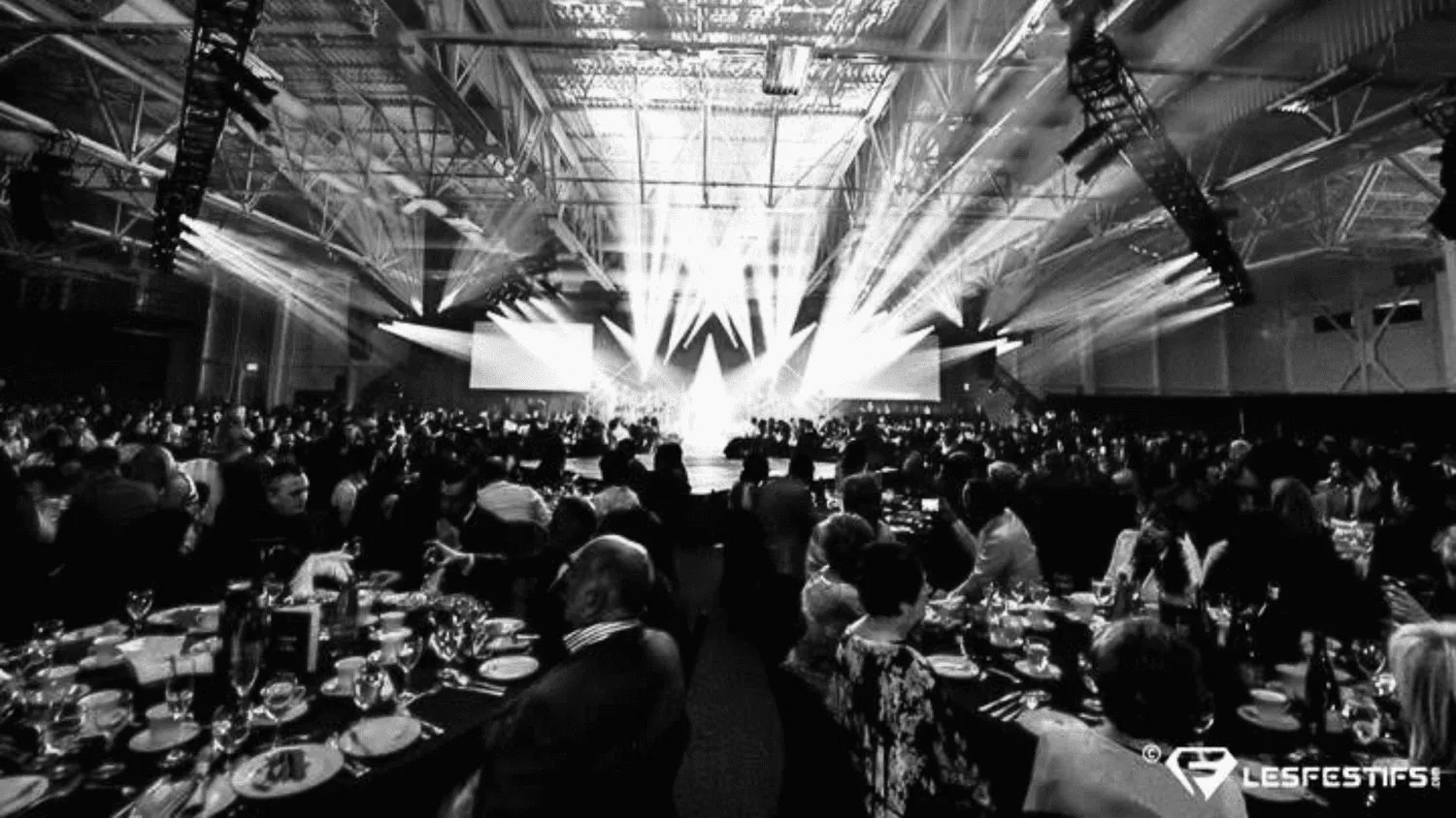 Gala — salle comble devant la scène