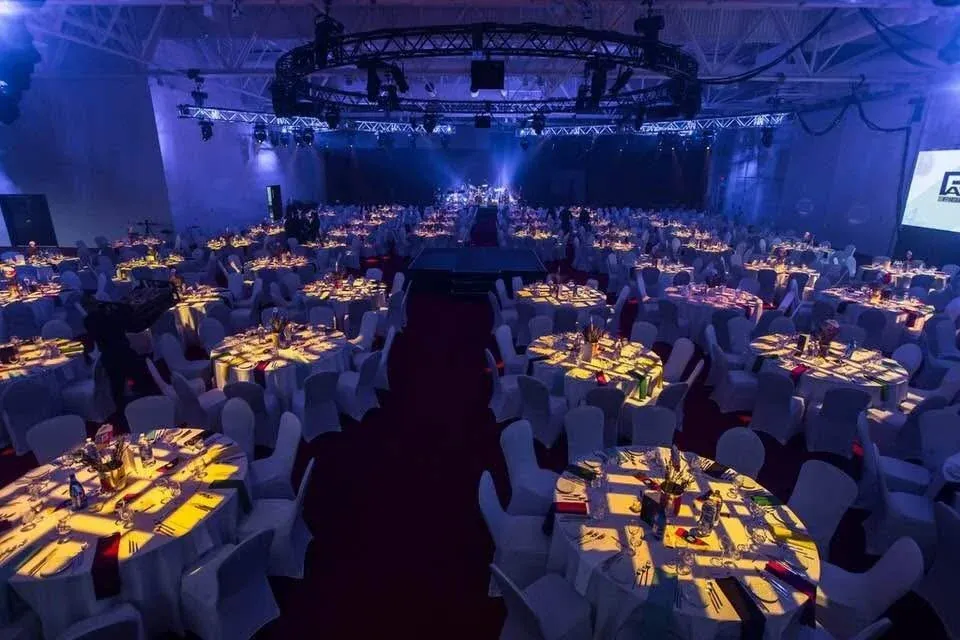 Grande salle de banquet dressée et éclairée en bleu
