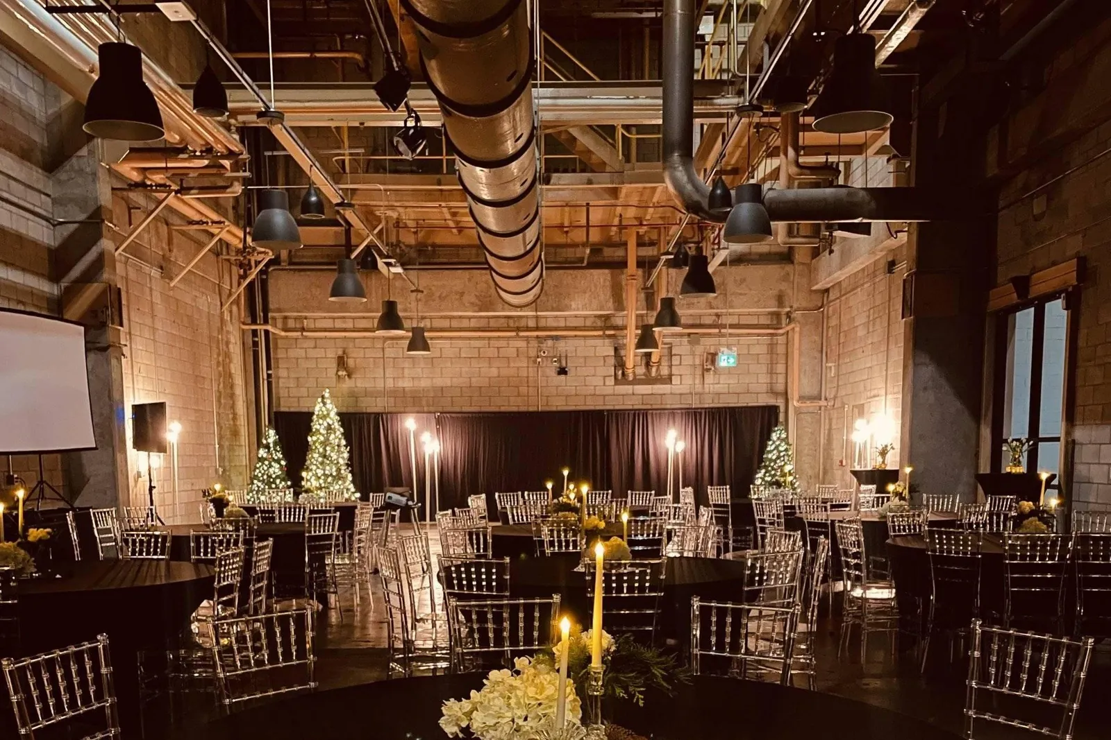 Salle de réception dressée et décorée pour un banquet