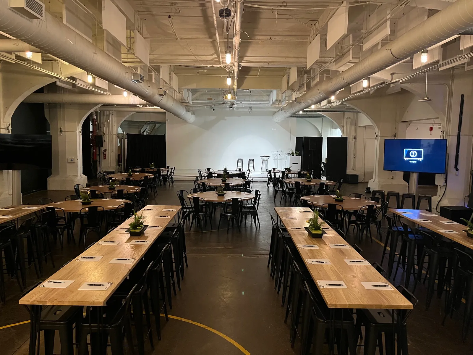 Salle avec longues tables dressées
