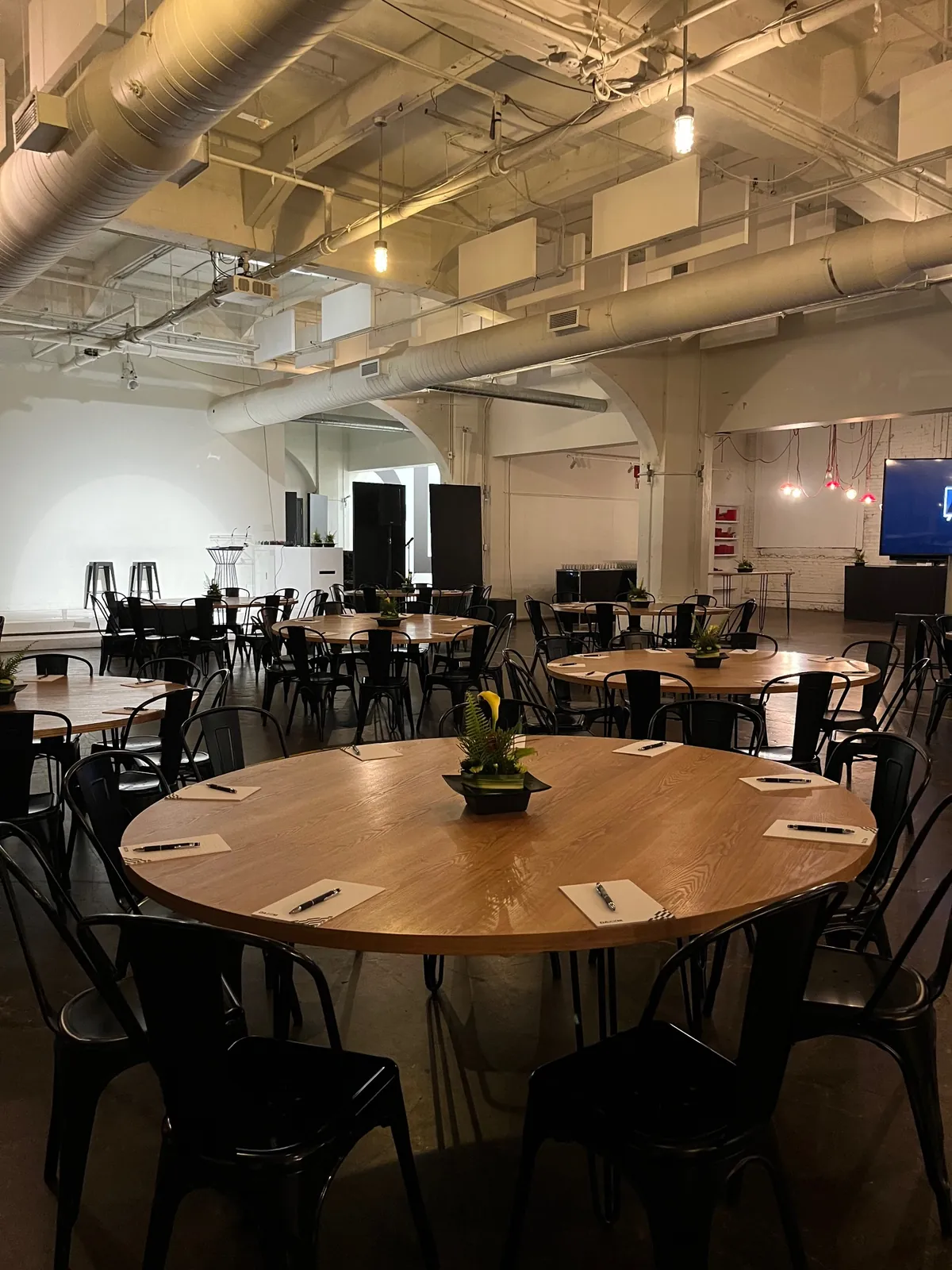 Salle aménagée avec tables rondes