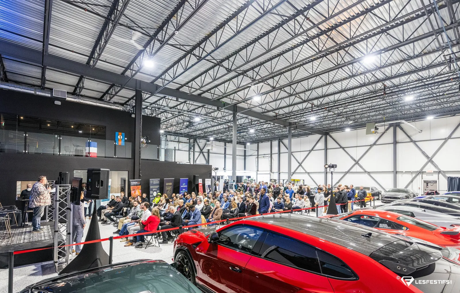 Salon d'entreprise dans un hangar