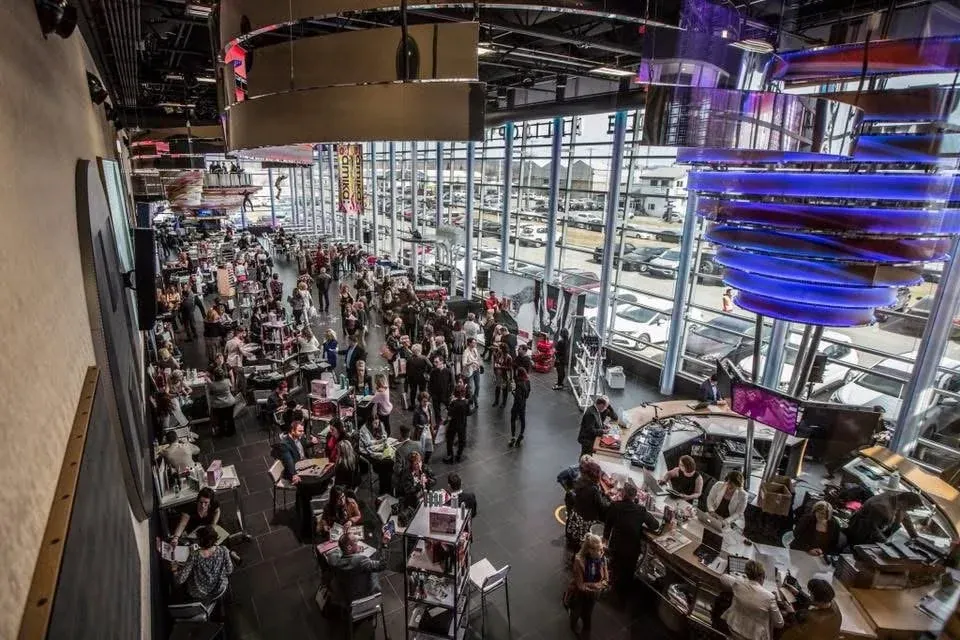 Visiteurs d'un salon d'entreprise