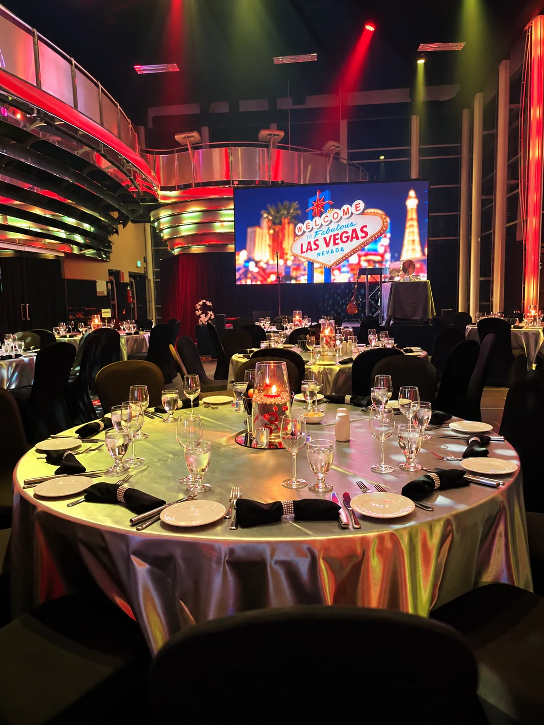 Table dressée pour une soirée
