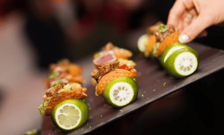 Bouchées du traiteur lors d'un cocktail
